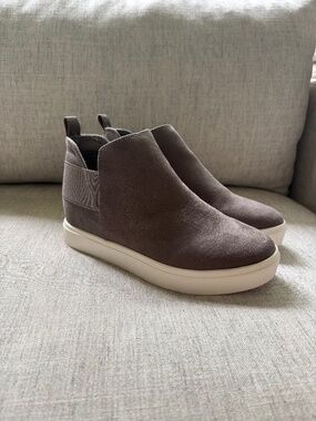 SODA Bootie, Womans platform shoe, gret, size 5.5, like new